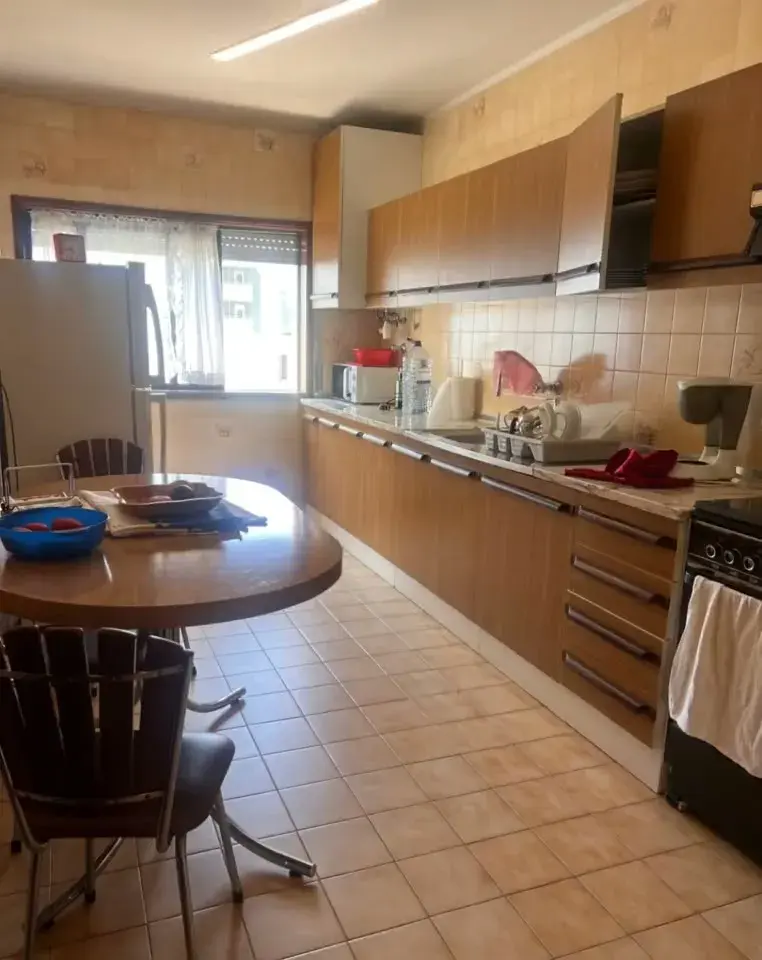 Entrando a la vivienda con las herramientas para empezar el montaje de la cocina