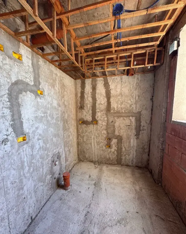 Instalando los muebles altos antes de conectar la campana extractora