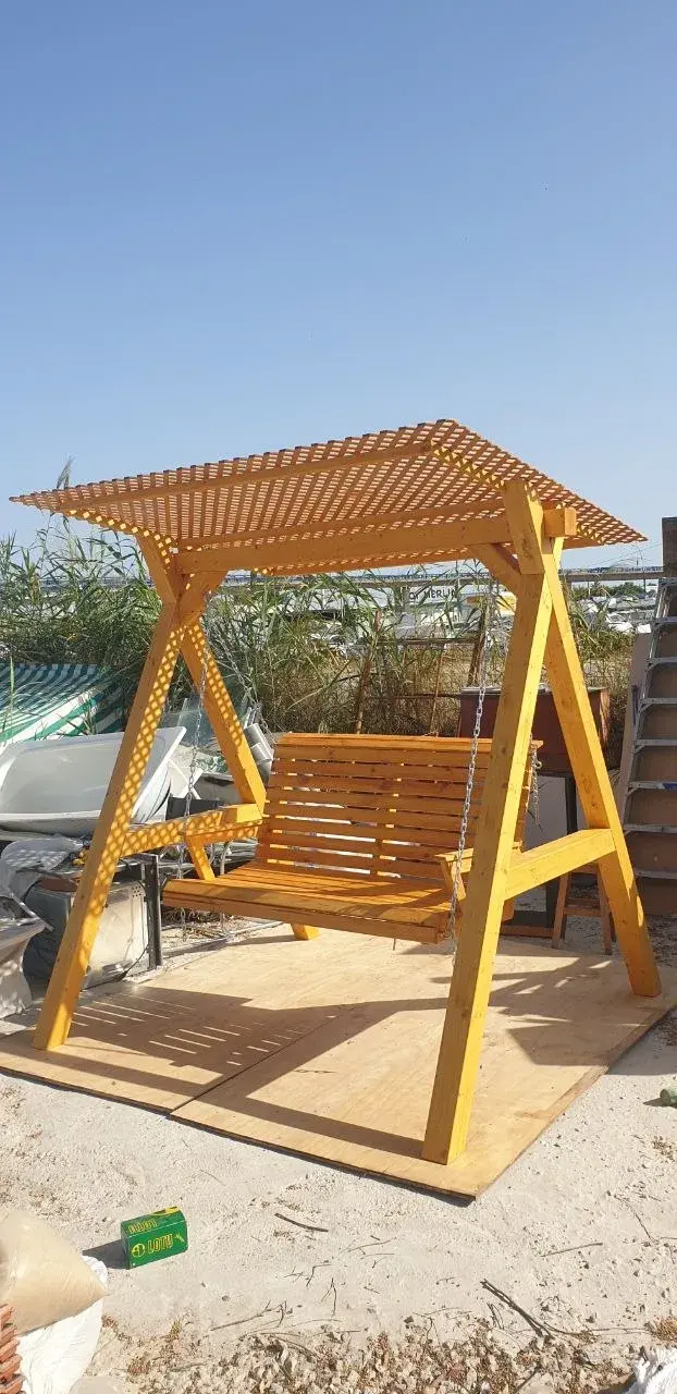 Un banco columpio a medida, hecho en madera