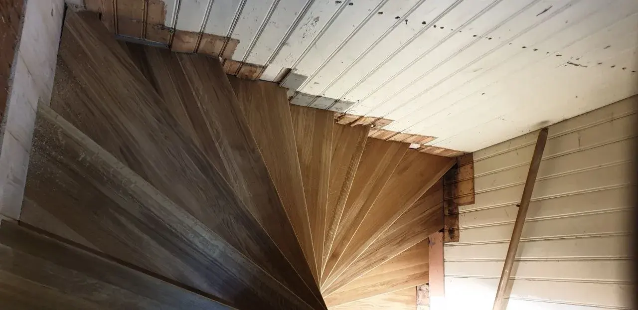 Una escalera de caracol hecha en madera